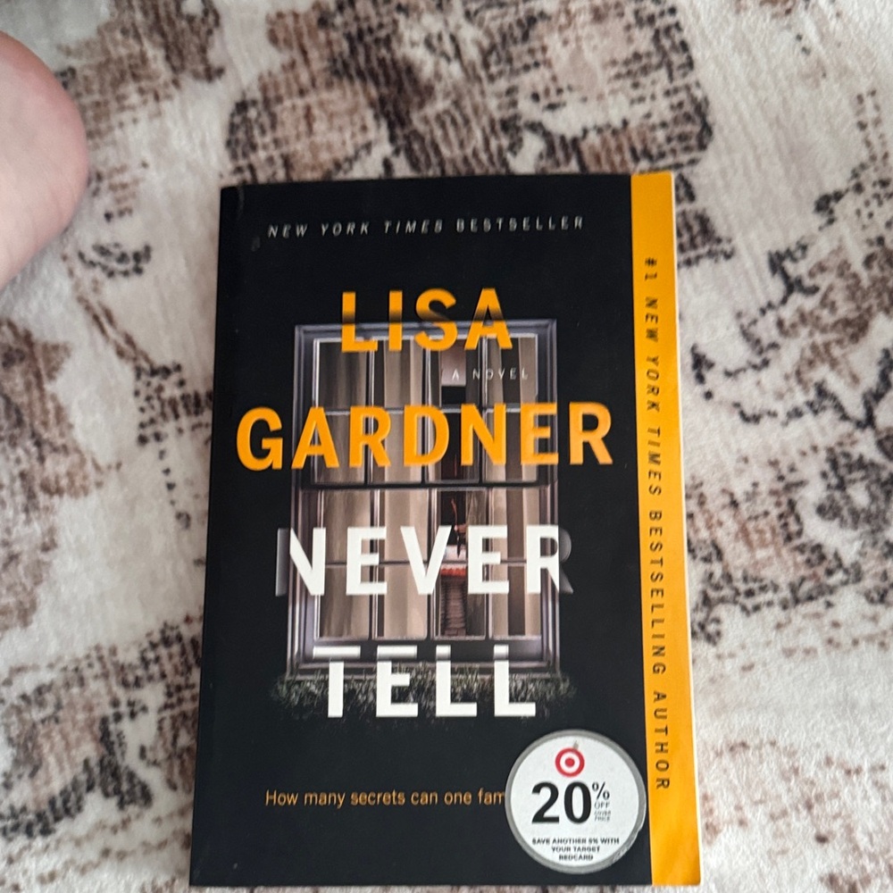 Lisa Gardner 'Never Tell' Book